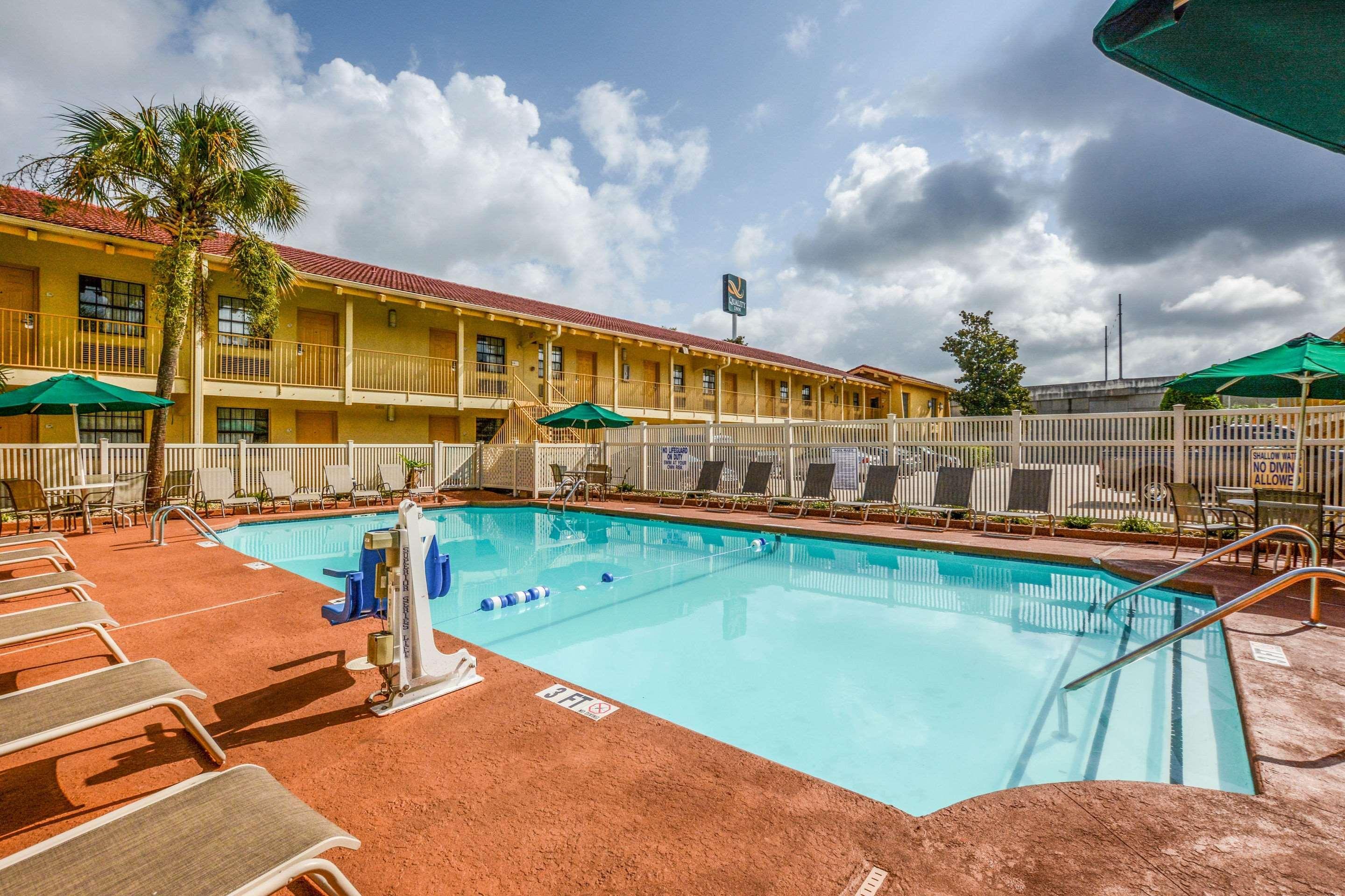 Quality Inn & Suites North Charleston - Ashley Phosphate Exterior photo